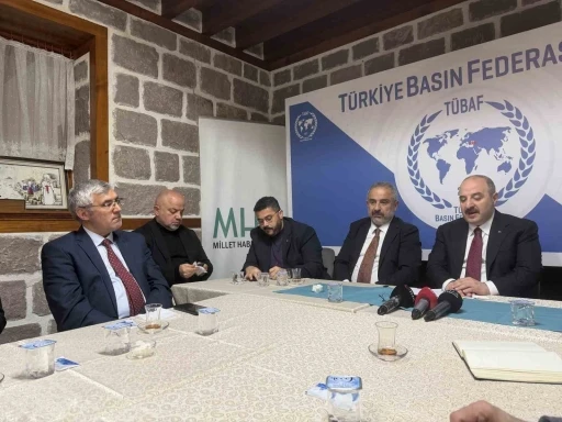 Mustafa Varank: "Şu anda partinin b&uuml;t&uuml;n dizaynını &Ouml;zg&uuml;r &Ouml;zel&rsquo;e g&ouml;re yapıyorlar"
