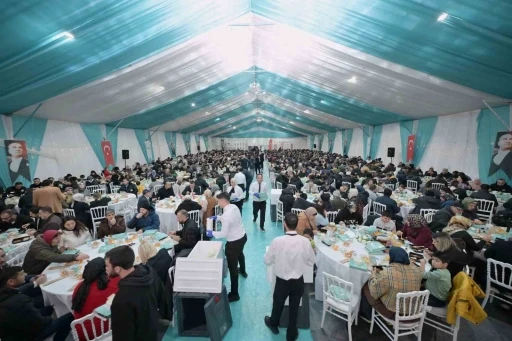 Mustafa Varank ve Can Aksoy, g&ouml;n&uuml;l sofrasında Esenyurtlularla bir araya geldi
