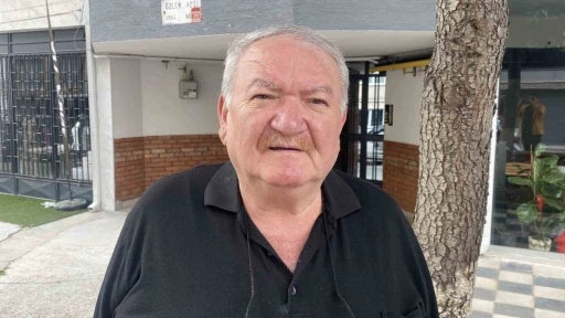 Müstakil evin çatısında gezen tavus kuşu ilginç görüntü oluşturdu
