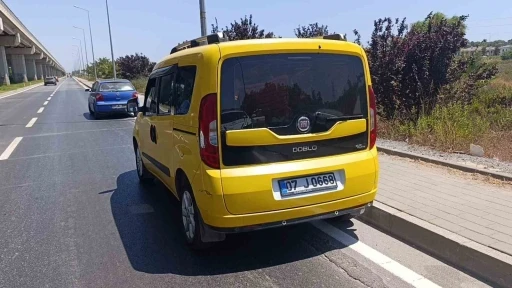 Müşteri almak için duran taksiye çarptı: 1 yaralı
