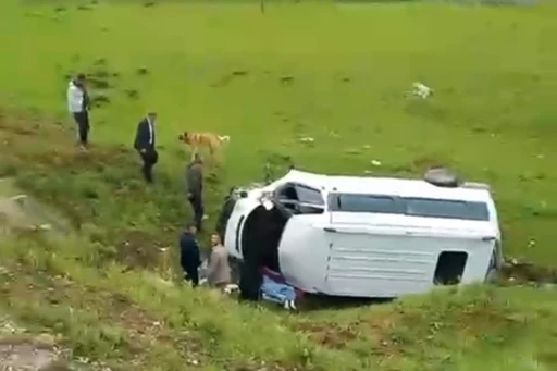 Mutki’de minibüs şarampole yuvarlandı: 2’si ağır 5 yaralı
