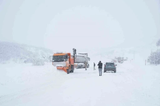Mutki ve Kulp kara yolları kar ve tipi nedeniyle ulaşıma kapatıldı
