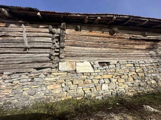 M&uuml;ze gibi k&ouml;y: Her duvarlarda tarihi tapınağın taşları var
