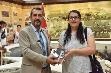 Müze kart ve kitaplar hediye edildi
