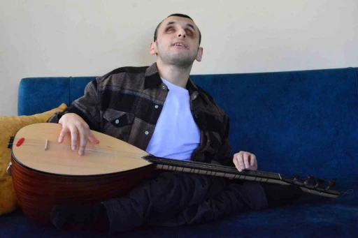 M&uuml;zik aşkı engellerini aştı: &Ccedil;aldığı enstr&uuml;manlarla hayata tutunuyor
