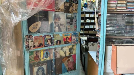 M&uuml;zik d&uuml;nyasının ge&ccedil;mişine 20 yıldır topladığı plak ve kasetlerle ışık tutuyor
