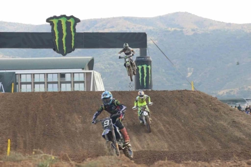 MX2 Dünya Gençler Motokros Şampiyonası final 2. yarışında şampiyon Langenfelder Simon
