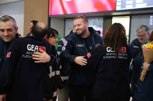 Mynmar’da enkaz altından 2 kişiyi kurtaran GEA ekibi yurda döndü
