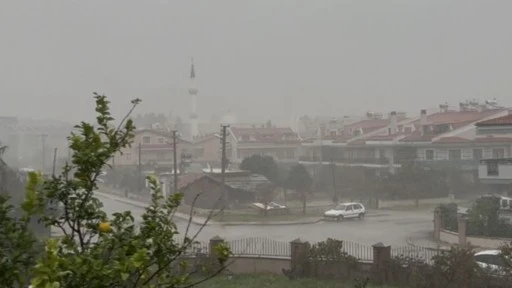 MARMARİS’TE SAĞANAK YAĞIŞ HAYATI FELÇ ETTİ