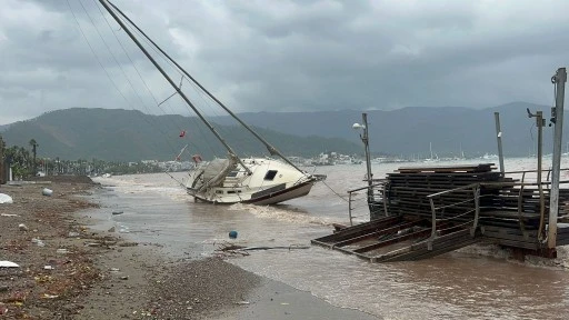 MARMARİS’TE SAĞANAK YAĞIŞ HAYATI FELÇ ETTİ