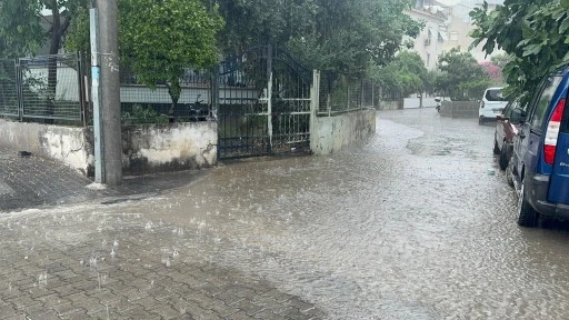 MARMARİS’TE SAĞANAK YAĞIŞ HAYATI OLUMSUZ ETKİLEDİ
