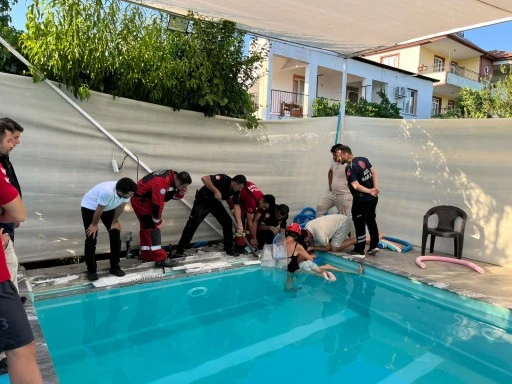 HAVUZDA SIKIŞAN &Ccedil;OCUK KURTARILDI