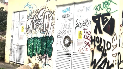 MARMARİS&rsquo;TE SPREY BOYA YAZILARINA VATANDAŞLARDAN TEPKİ