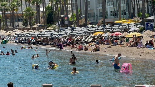 KAVURUCU SICAKLAR MARMARİS PLAJLARINI CANLANDIRDI