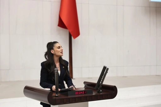 CHP'Lİ GİZEM ÖZCAN: KYK BURSU GRAM ALTIN BİLE ALDIRMIYOR