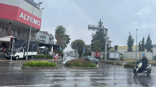 MARMARİS’TE BEKLENEN SAĞANAK BAŞLADI