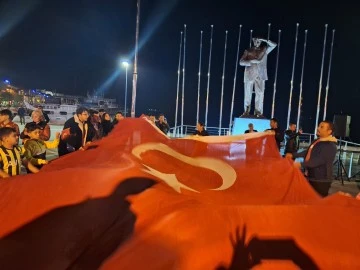 MARMARİS'TE FUTBOL TUTKUNLARI, KULÜPLERİN KARARINA DESTEK İÇİN BULUŞTU