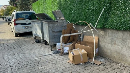 MARMARİS&rsquo;TE KONTEYNER KENARLARINA BIRAKILAN &Ccedil;&Ouml;PLERE TEPKİ B&Uuml;Y&Uuml;YOR