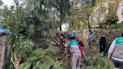 MARMARİS&rsquo;TE ŞİDDETLİ FIRTINA ESTİ KIRDI&nbsp;
