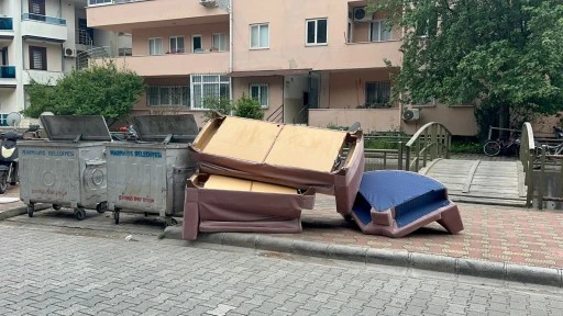 MARMARİS&rsquo;TE KONTEYNERLERİN YANI EV EŞYALARIYLA DOLDU 
