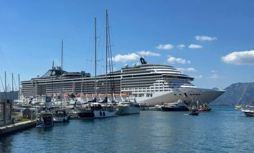 Dev yolcu gemisi Marmaris&rsquo;e demir attı&nbsp;