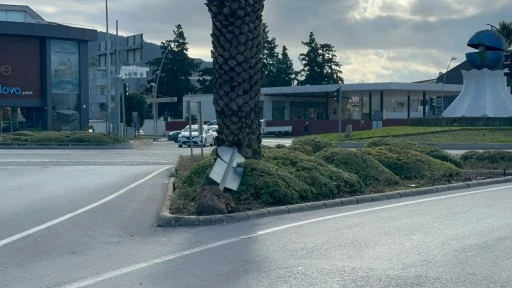 BİR AYDIR D&Uuml;ZELTİLMEYEN TRAFİK LEVHASINA S&Uuml;R&Uuml;C&Uuml;LERDEN TEPKİ