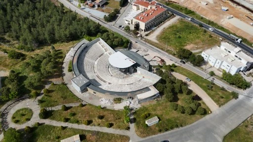 ŞADAN G&Ouml;KOVALI A&Ccedil;IK HAVA TİYATROSUNDA YENİLEME &Ccedil;ALIŞMALARI S&Uuml;R&Uuml;YOR
