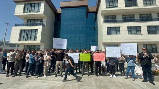 MARMARİS’İN ESNAFLARI BELEDİYENİN ÖNÜNDE EYLEM YAPTI