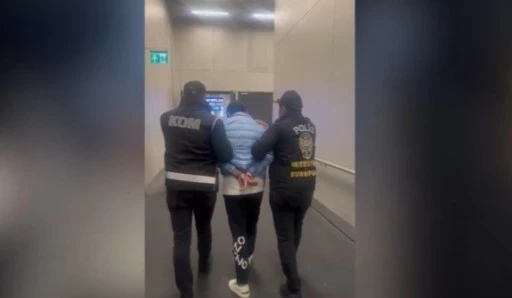 KIRMIZI B&Uuml;LTENLE ARANAN SU&Ccedil; &Ouml;RG&Uuml;T&Uuml; Y&Ouml;NETİCİSİ T&Uuml;RKİYE&rsquo;YE GETİRİLDİ