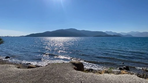 MARMARİS'TE KIŞA RAĞMEN GÜNEŞLİ VE BULUTSUZ BİR GÜN