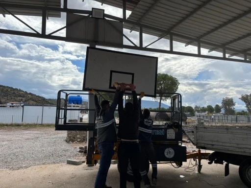 MİLAS BELEDİYESİ BASKETBOL POTALARININ KURULUMLARINA BAŞLADI