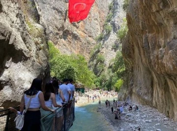 MUĞLA’DA SAKLIKENT KANYONU’NDA “BAYRAM” İÇİNDE “BAYRAM”
