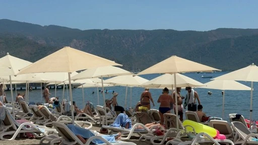 MARMARİS’TE KAVURUCU SICAKLARDAN BUNALANLAR DENİZE KOŞTU