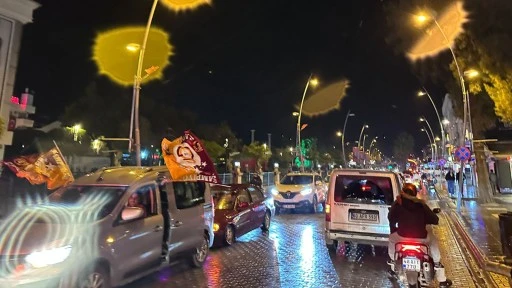 MARMARİS&rsquo;TE YAĞMUR &Ccedil;AMUR DEMEDEN DERBİ KUTLAMASI