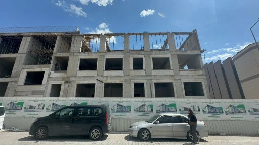 MARMARİS&rsquo;TE EVRENPAŞA ORTAOKULU İNŞAATININ DURMASINA VELİLERDEN TEPKİ