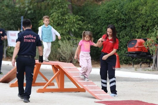 MUĞLA'DA ÇOCUKLARA YANGIN GÜVENLİĞİ EĞİTİMİ VERİLDİ