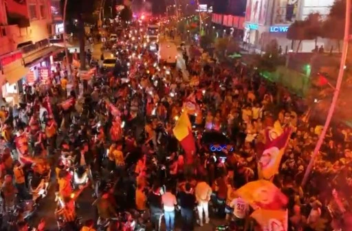 GALATASARAY’LI TARAFTARLAR MARMARİS’İ ŞÖLEN  ALANINA ÇEVİRDİ