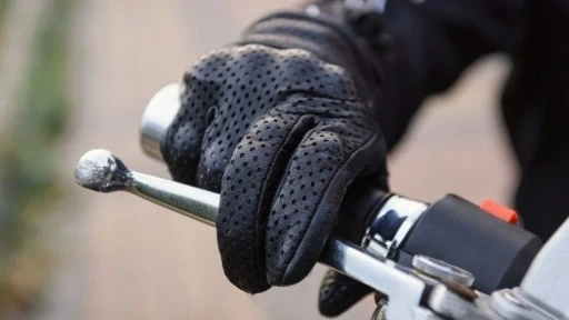 TRAFİK DÜZENLEMESİ SONRASI MOTOSİKLET ELDİVEN SATIŞLARI FIRLADI