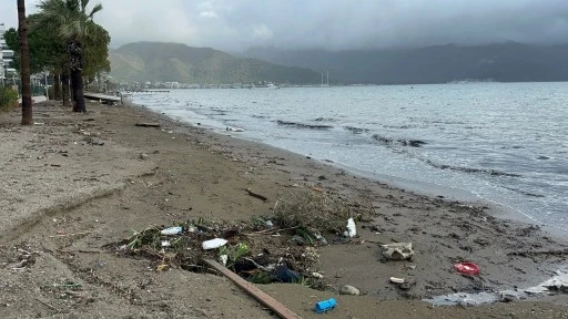 MARMARİS&rsquo;TE FIRTINA SONRASI SAHİLLER &Ccedil;&Ouml;PLERLE DOLDU