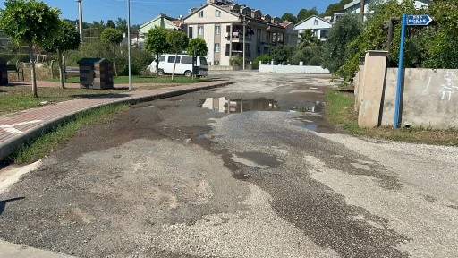 MARMARİS&rsquo;TE KIRIK D&Ouml;K&Uuml;K YOLLAR NE ZAMAN YENİLENECEK?