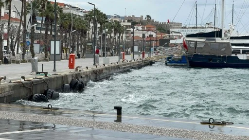 MARMARİS&rsquo;TE BEKLENEN FIRTINA ETKİSİNİ G&Ouml;STERMEYE BAŞLADI