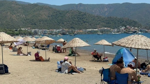 MARMARİS’TE SICAKLIKLAR YÜKSELDİ SAHİLLER DOLDU TAŞTI