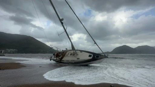 MARMARİS&rsquo;TE FIRTINA YELKENLİYİ KIYIYA S&Uuml;R&Uuml;KLEDİ