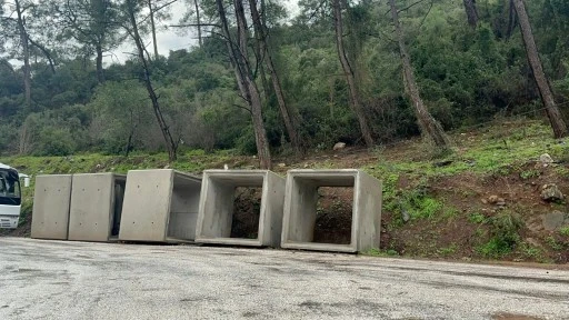 ORMANLIK ALANDA BETON BLOKLAR MERAK KONUSU OLDU