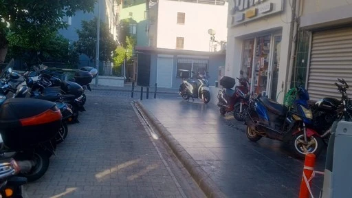 MARMARİS’TE MOTOSİKLETLER SOKAK HAYVANLARINI TEHDİT EDİYOR