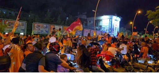 GALATASARAY’LI TARAFTARLAR MARMARİS’İ ŞÖLEN  ALANINA ÇEVİRDİ