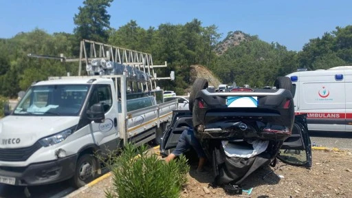 MARMARİS OKLUK KAVŞAĞI’NDA TRAFİK KAZASI 4 YARALI