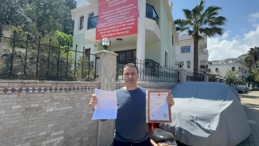 MARMARİS&rsquo;TE&nbsp; &ldquo;ADALET İSTİYORUZ&rdquo; DİYEREK BALKONA PANKART ASTILAR