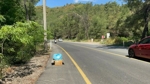 Marmaris Adak&ouml;y yoluna koli İ&ccedil;inde bırakılan &ccedil;&ouml;pler tepki &ccedil;ekti&nbsp;