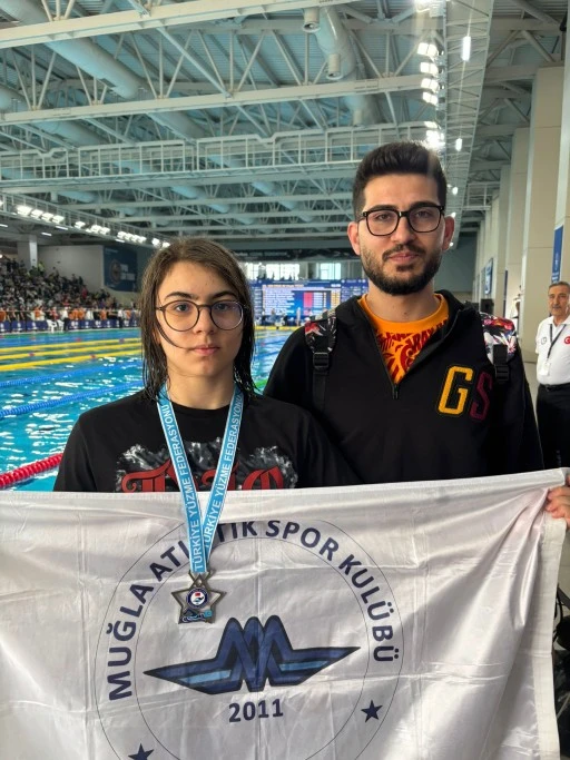 MUĞLALI 13 YAŞINDAKİ Y&Uuml;Z&Uuml;C&Uuml; DEFNE T&Uuml;RKİYE ŞAMPİYONU OLDU